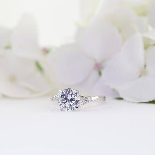 TWISTED BAND SOLITAIRE RING - Trove & Co.